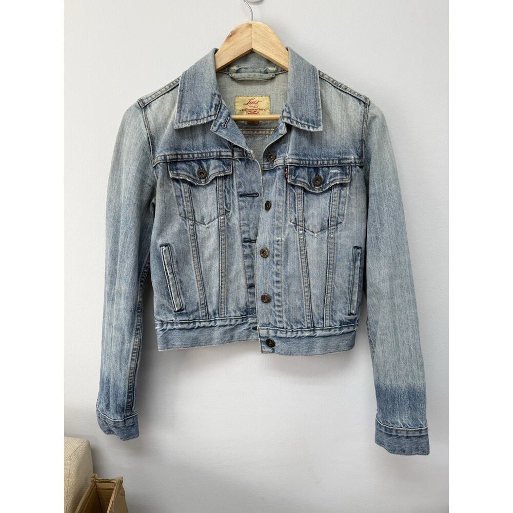 Levi’s Cropped Denim Jacket XS Light Wash Distressed Trucker Jean Jacket Fitted